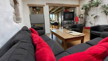 Fernseher, Kamin, Tischtennisplatte, Stereoanlage
