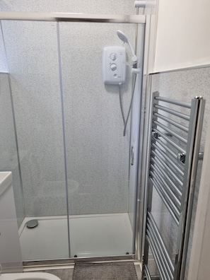 Dusche, Haartrockner, Handtücher, Seife