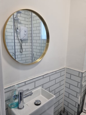 Een douche, een haardroger, handdoeken, zeep