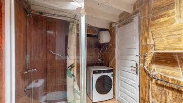 Een douche, handdoeken