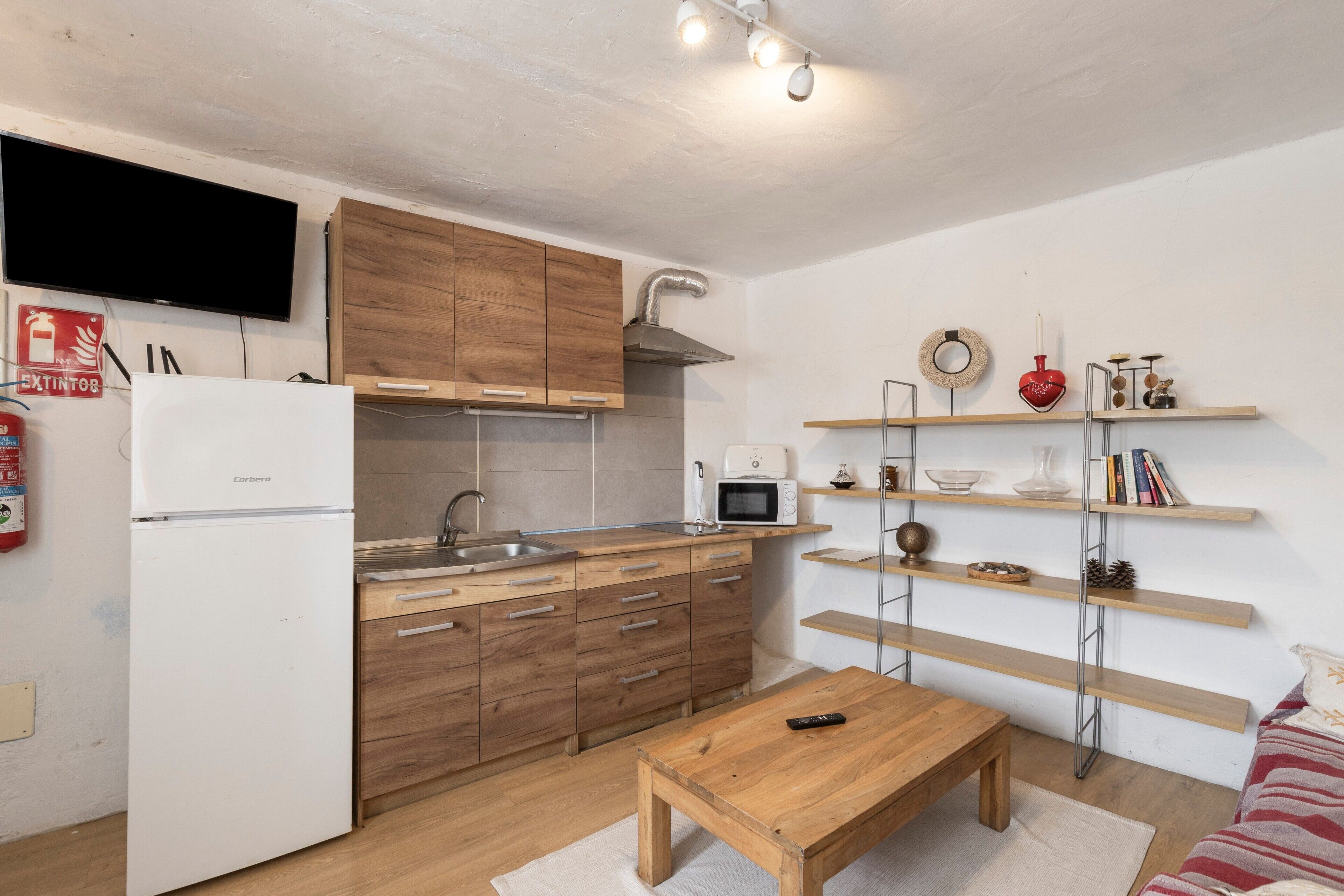Frigorífico, microondas, placa de cocina y cafetera o tetera