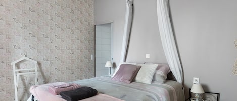 WiFi, bed sheets, wheelchair access
