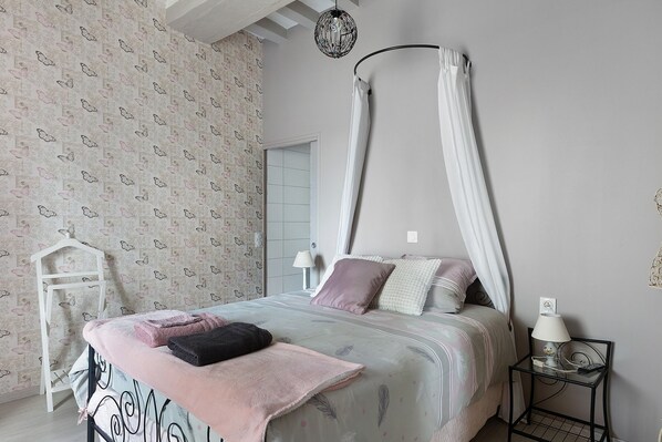 WiFi, bed sheets, wheelchair access