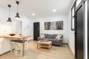 Ein modernes Wohnzimmer mit einer Couch, einem Couchtisch und einem Buddha-Gemälde an der Wand.