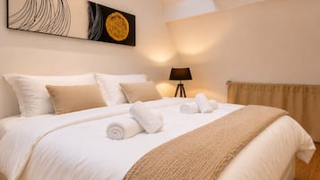 Tabla de planchar con plancha, wifi y ropa de cama