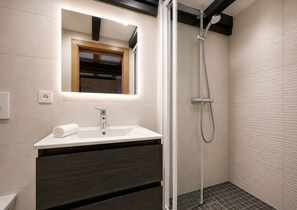 Ducha, secador de pelo, toallas