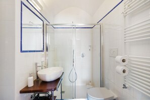 Douche, sèche-cheveux, serviettes fournies