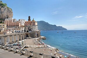 Une ville côtière dotée de bâtiments historiques, d’une plage et de bateaux sur l’eau.