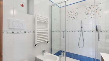 Dusche, Haartrockner, Handtücher