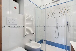 Shower, hair dryer, towels - La Casa Del Giudice Amalfi Coast Apartment with Sea View, Private Terrace and Wi-Fi (Atrani)