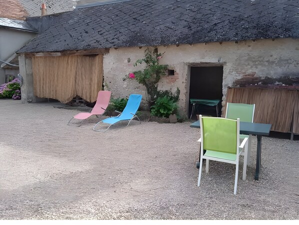 Terrace/patio - Studio Apartment 'Lisaline 2' with Wi-Fi (Saint-Dyé-sur-Loire)