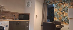 Private kitchen - Studio Apartment 'Lisaline 2' with Wi-Fi (Saint-Dyé-sur-Loire)