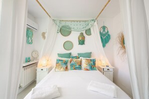 Tabla de planchar con plancha, wifi y ropa de cama 