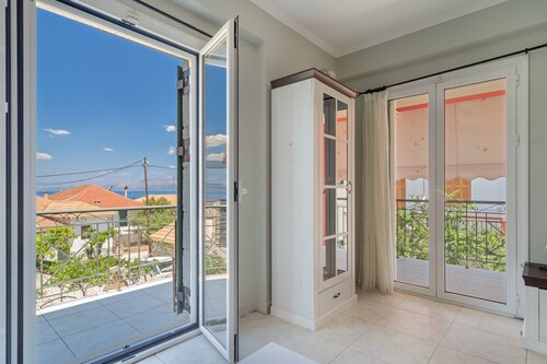 Apartment 'By The Sea 1' with Private Garden