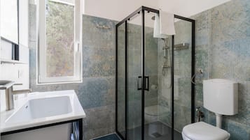 Douche, sèche-cheveux, serviettes fournies