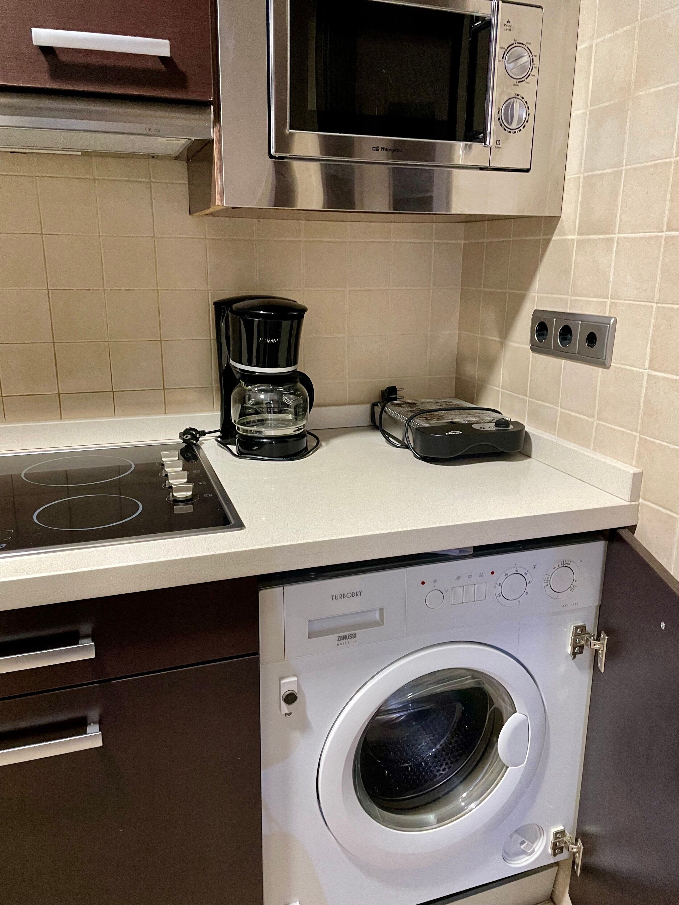 Geladeira, micro-ondas, cooktop, lava-louças