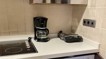 Geladeira, micro-ondas, cooktop, lava-louças