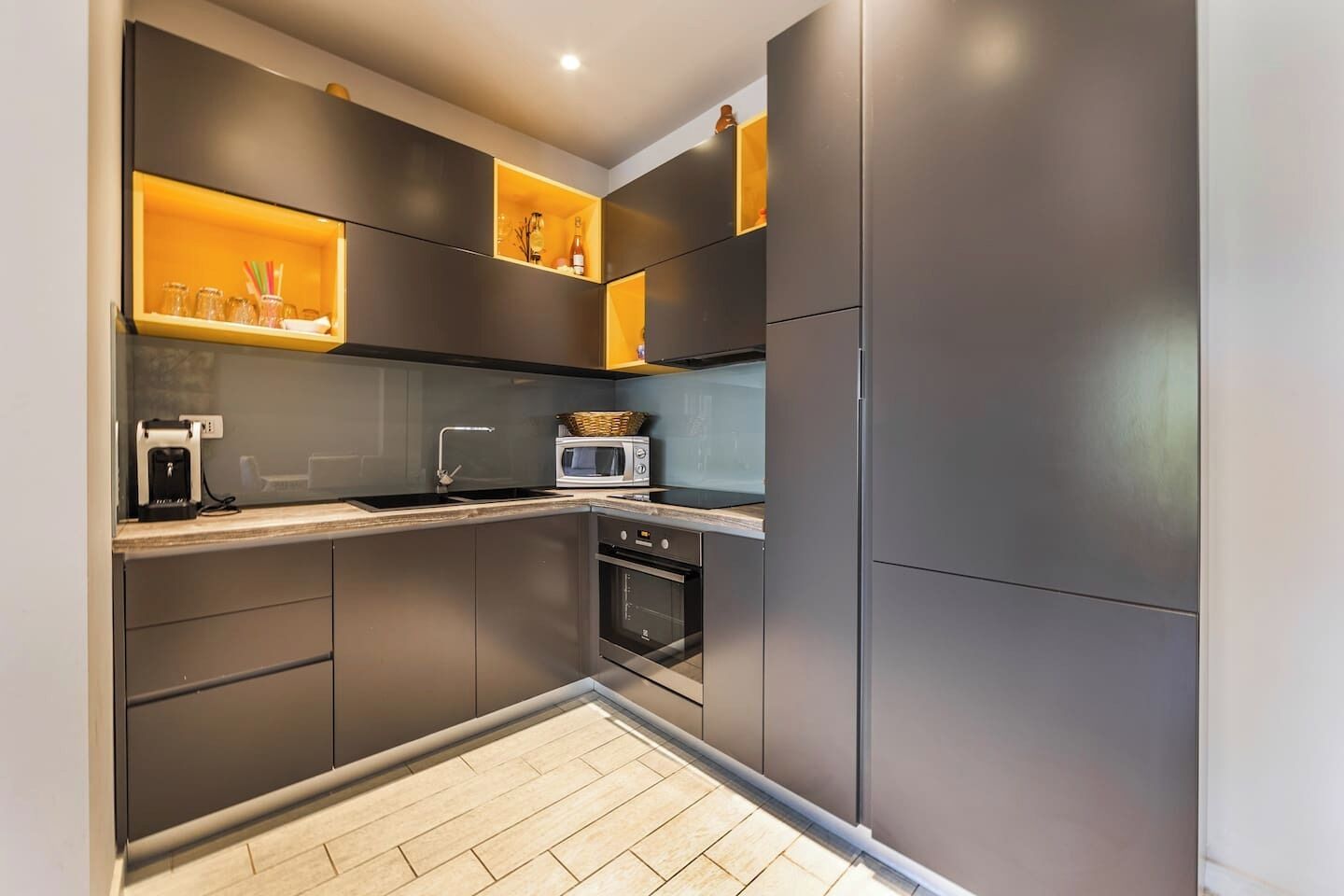 Kühlschrank, Mikrowelle, Ofen, Herdplatte