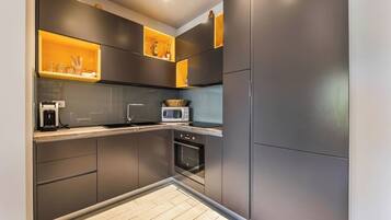 Kühlschrank, Mikrowelle, Ofen, Herdplatte