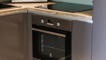 Frigorifero, microonde, forno, piano cottura