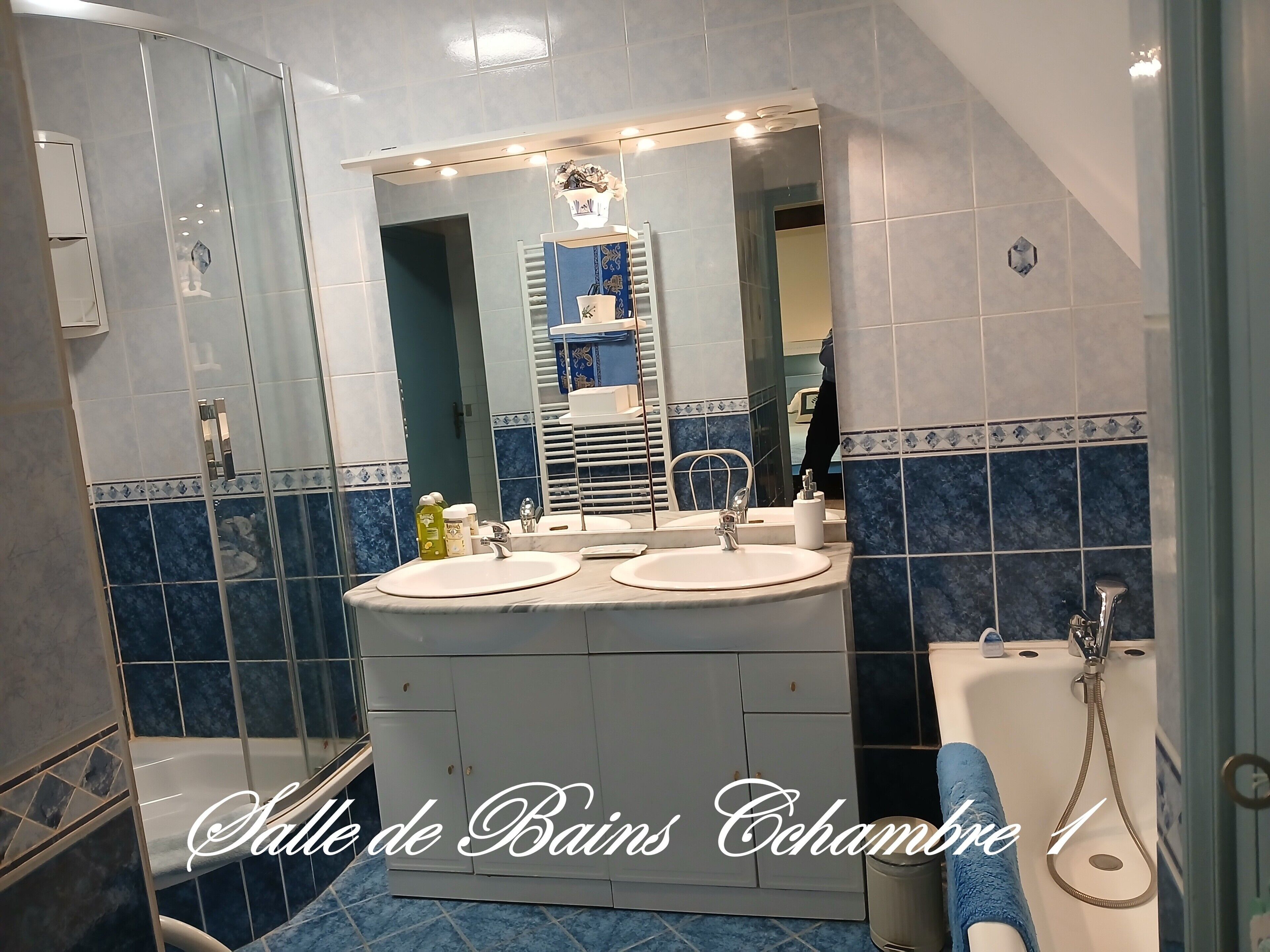 Douche, sèche-cheveux, serviettes fournies