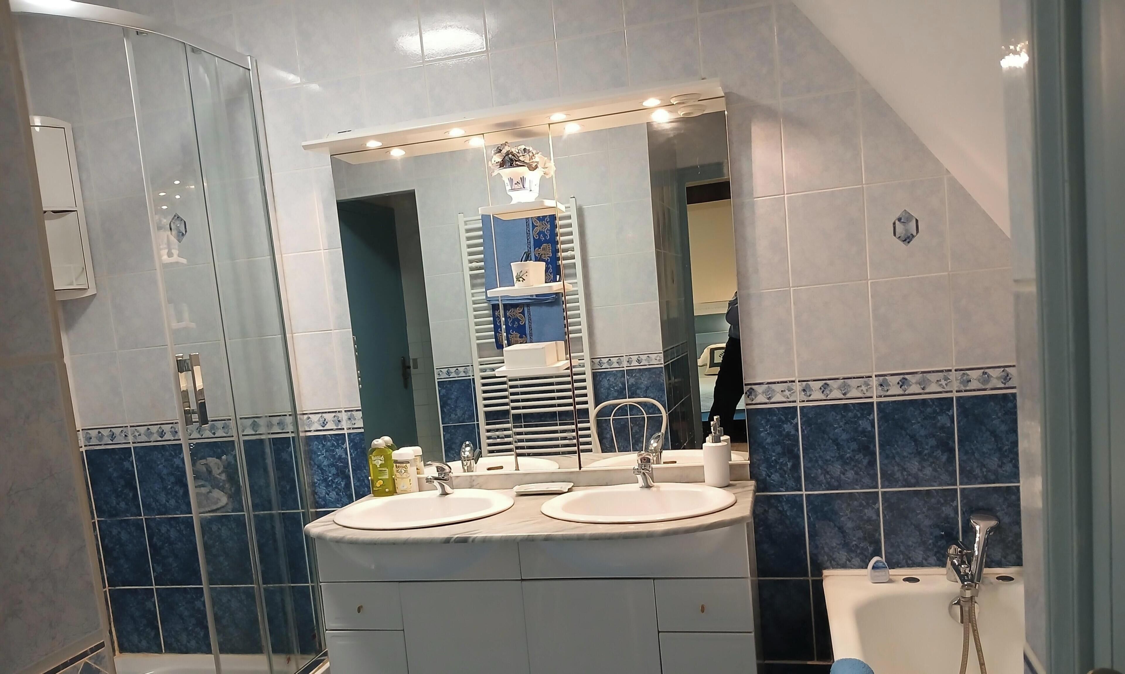 Douche, sèche-cheveux, serviettes fournies