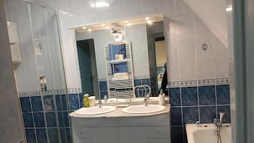 Douche, sèche-cheveux, serviettes fournies