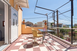 Outdoor dining - Mati Sea View Apartment with Sea View, Wi-Fi, and Air Conditioning (Nydri)