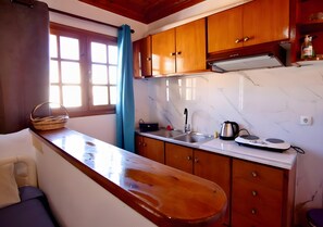 Private kitchen - Mati Sea View Apartment with Sea View, Wi-Fi, and Air Conditioning (Nydri)