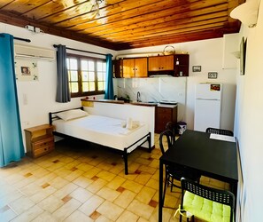 Room - Mati Sea View Apartment with Sea View, Wi-Fi, and Air Conditioning (Nydri)