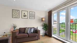 Family Apartment, Balcony | Ruang tamu | 42 inci sebuah televisyen pintar dengan digital, Netflix 