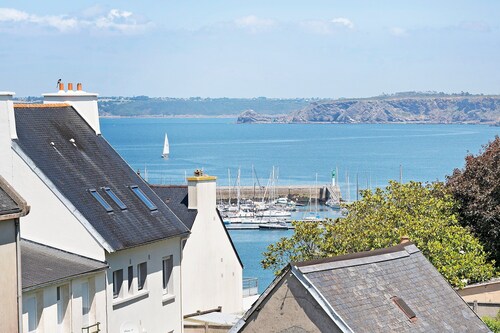 Holiday Home 'Maison Familiale Centre De Camaret' with Sea View, Private Terrace and Wi-Fi