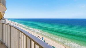 Ein Balkon mit Blick auf Strand und Meer.