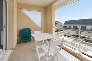 Outdoor dining - Bright Studio with Sea View, “Port and Beach”, Parking, Balcony (La Turballe)