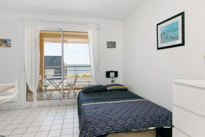 Room - Bright Studio with Sea View, “Port and Beach”, Parking, Balcony (La Turballe)