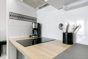 Cafetière/bouilloire, réfrigérateur, micro-ondes, four