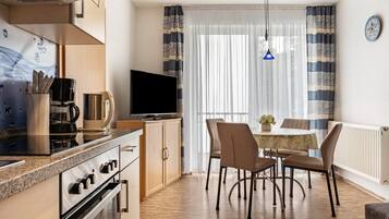 Kaffetrakter/tekoker, kjøleskap, ovn og kokeplater