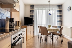 Kjøleskap, ovn, kokeplater og kaffetrakter/tekoker