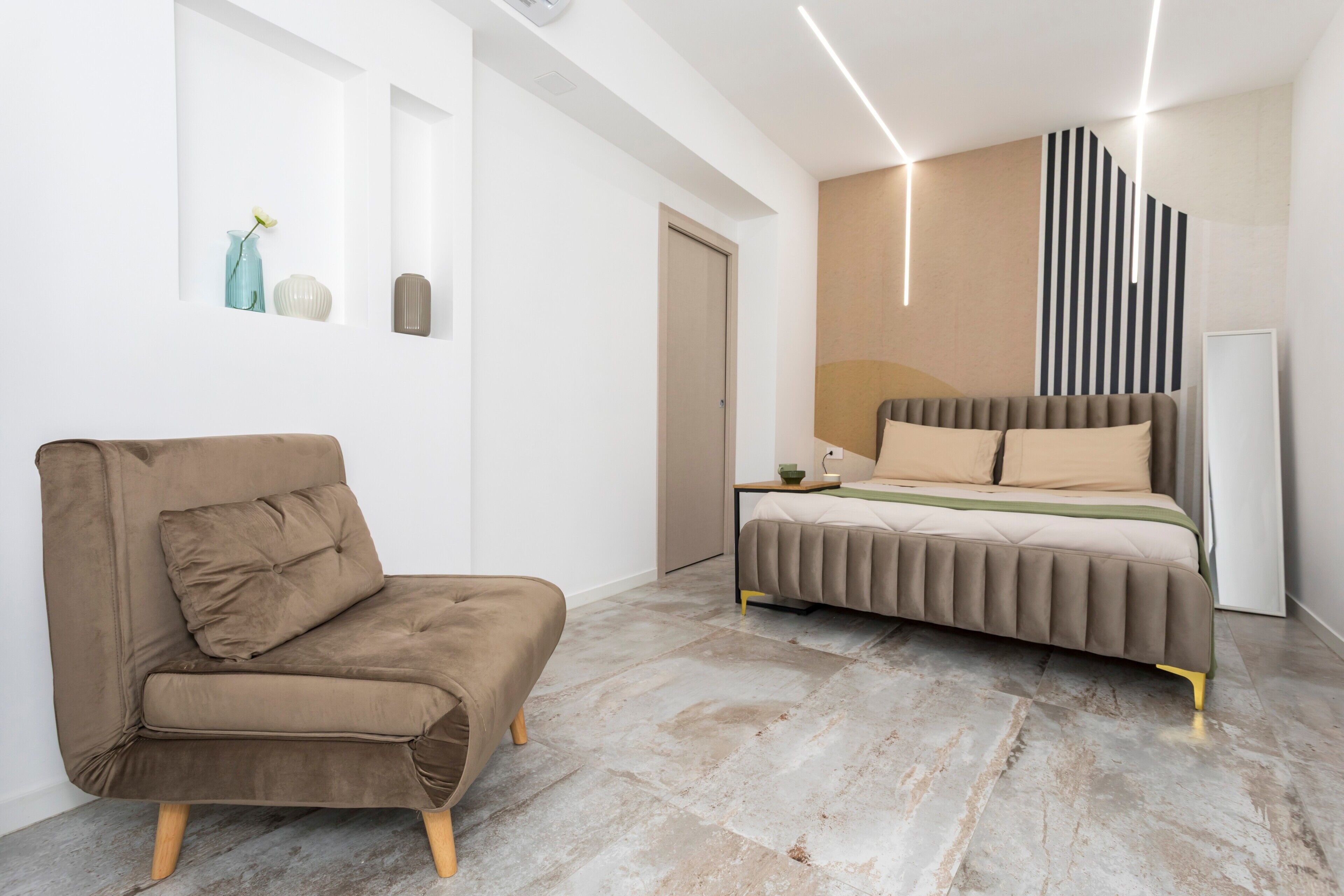 Tabla de planchar con plancha, wifi y ropa de cama 