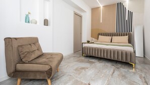 Um quarto moderno com um sofá, uma cama e uma prateleira na parede com objetos decorativos.