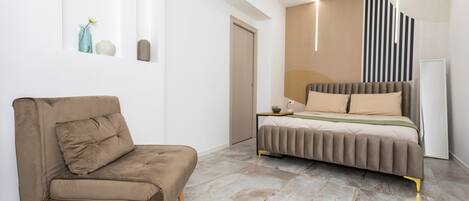 Tabla de planchar con plancha, wifi y ropa de cama