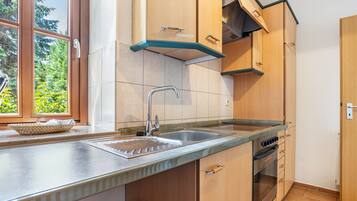 Fridge, oven, stovetop, coffee/tea maker