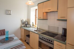 Kühlschrank, Ofen, Herdplatte, Wasserkocher mit Kaffee-/Teezubehör