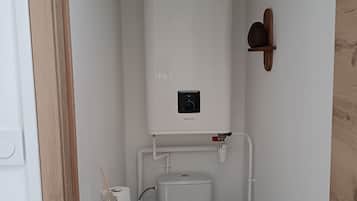 Douche, sèche-cheveux, serviettes fournies