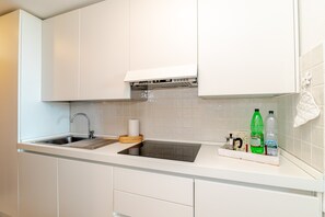 Fridge, oven, stovetop, dishwasher - Apartment 'Casa Baia Del Faro' with Sea View, Private Terrace and Air Conditioning (Palau)