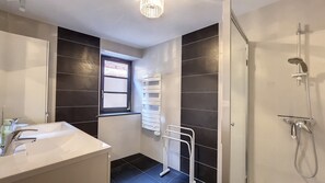 Dusche, Haartrockner, Handtücher