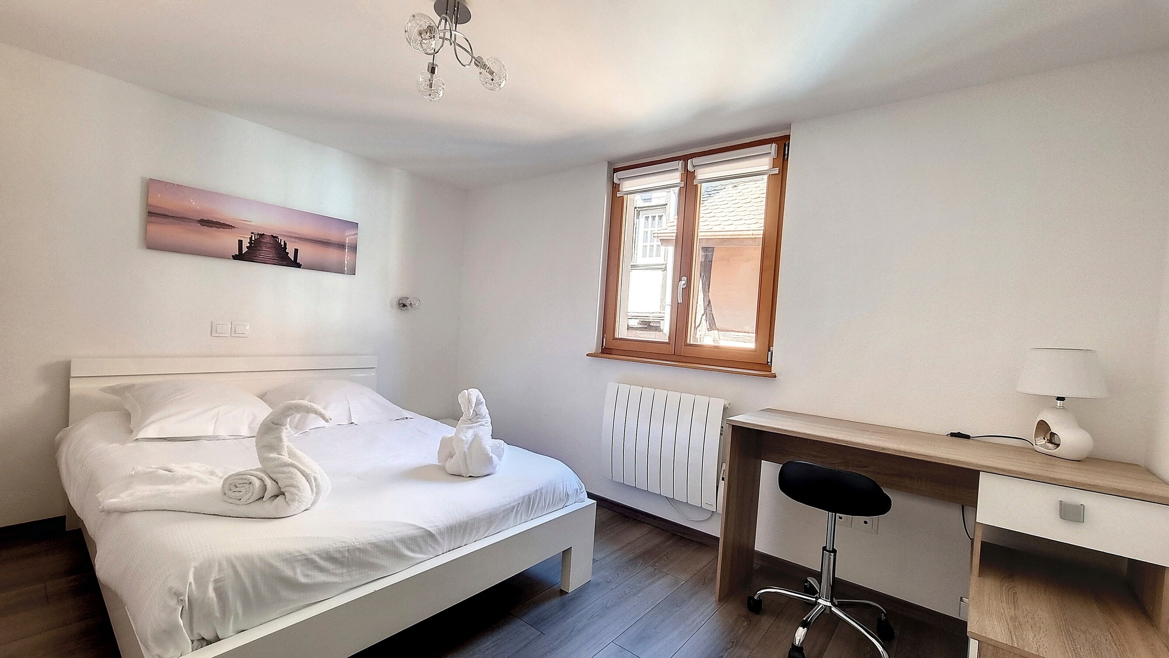 Tabla de planchar con plancha, wifi y ropa de cama 