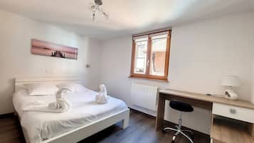 Tabla de planchar con plancha, wifi y ropa de cama