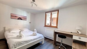 Tabla de planchar con plancha, wifi y ropa de cama 