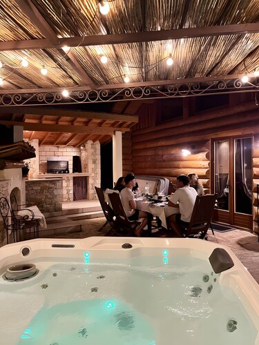 Dream Log Chalet with Spa and Summer Kitchen